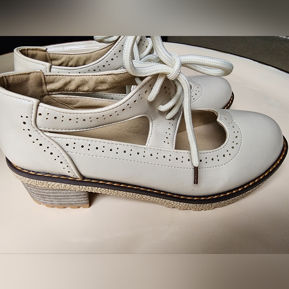 Oxford vintage style threaded heel lace up shoes Size 6.5 NEW cream ivory